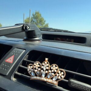 Taşlı ve İnci Detaylı Taç Tasarımlı Klima Süsü – Gold Dekoratif Araç Aksesuarı